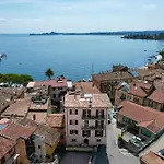 A Tre Passi Dal 3 *